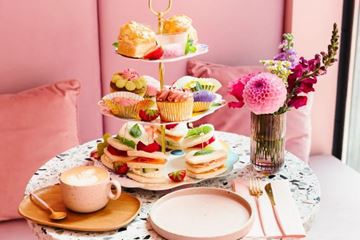 Verjaardagscadeau vrouw pink high tea Verjaardagscadeau vrouw pink high tea